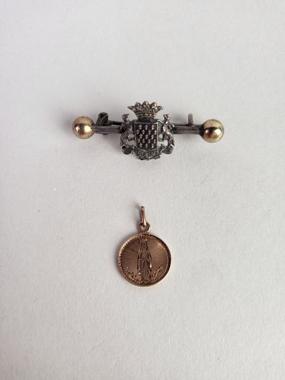 Small lot of 2 jewels including : 
- a silver...