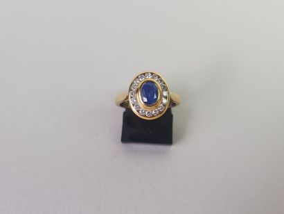 18K (750°/°°) yellow gold ring centered with...