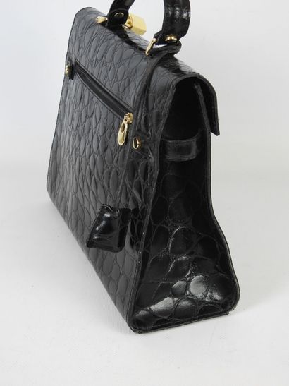 HANDBAG in black leather. 12 x 34 x 25 cm....