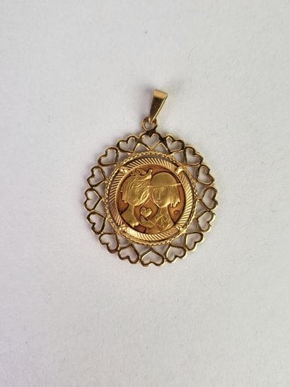 Circular medal in 18K yellow gold (750°/°°)...