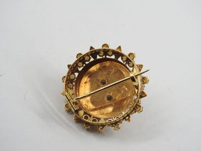 Circular brooch in yellow gold 750 thousandths...