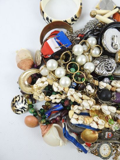 IMPORTANT LOT OF JEWELRY FANTAISIE including...