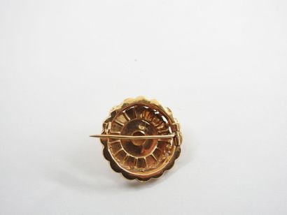 Circular brooch yellow gold. Joint a chain...