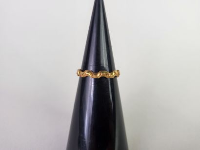 Ring in 18K (750°/°°) yellow gold, chased...