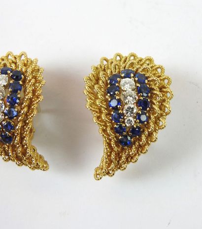 Pair of ear clips in gold 750/1000 decorated...