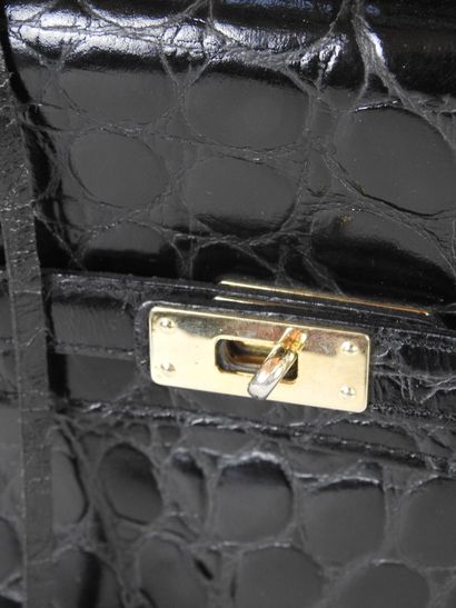 HANDBAG in black leather. 12 x 34 x 25 cm....