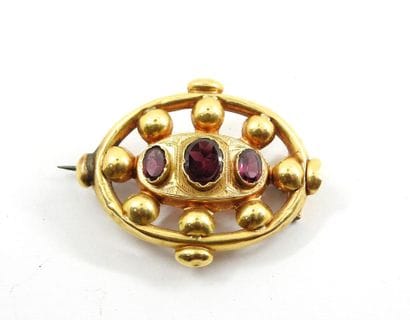 Oval brooch in yellow gold 750 thousandths...