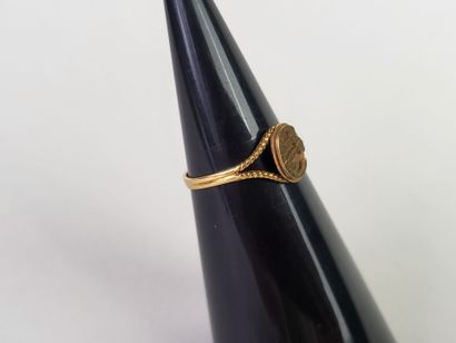 Lot of two 18K (750°/°°) yellow gold signet...