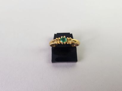 Ring in 18K (750°/°°) yellow gold centered...