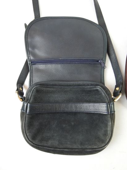 LONGCHAMP: Black leather shoulder bag. 18...
