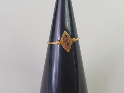 Lot of two 18K (750°/°°) yellow gold signet...