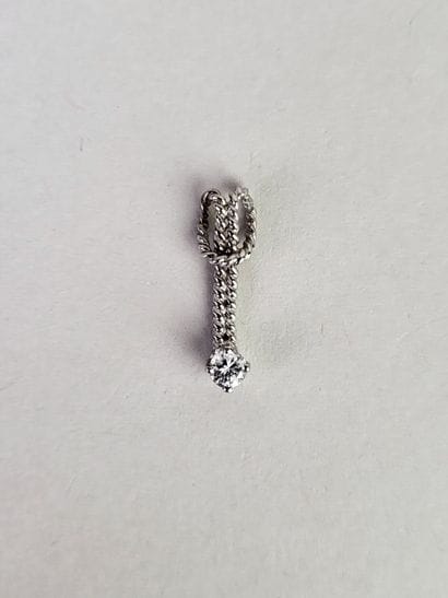 Twisted pendant in 18K (750°/°°) white gold...