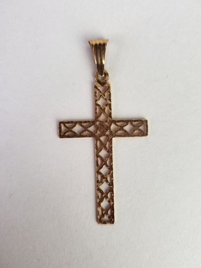 Pendant-cross in 18K (750°/°°) yellow gold.
Weight...