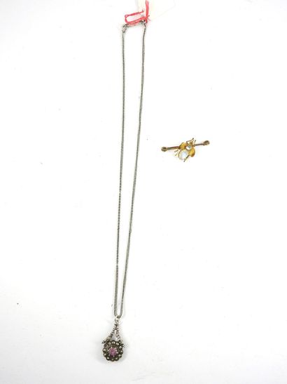 Silver chain and flower pendant. Gross weight:...