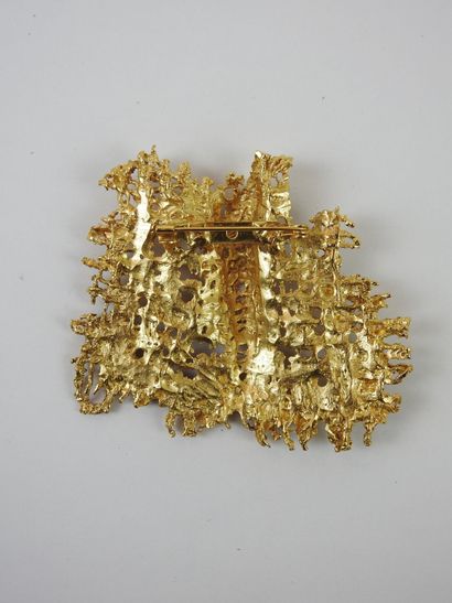 Large Brutalist brooch in gilded metal. 7.5...