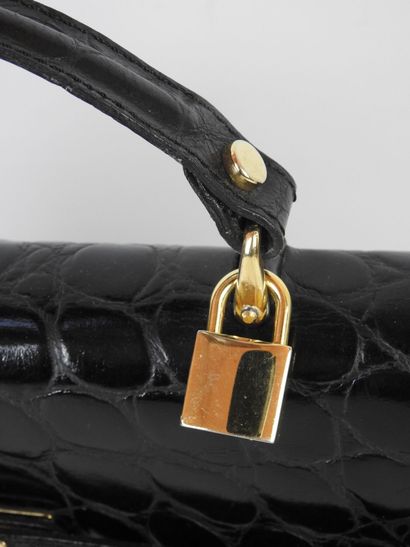 HANDBAG in black leather. 12 x 34 x 25 cm....