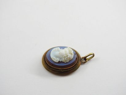Gilded metal pendant decorated with a cameo...