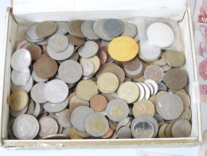 LOT of World Coins in bulk in a Belinda cigar...