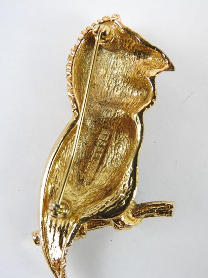 CARVEN: Parrot brooch.