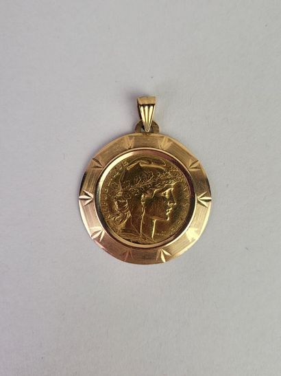 Pendant in yellow gold 18K (750°/°°) centered...