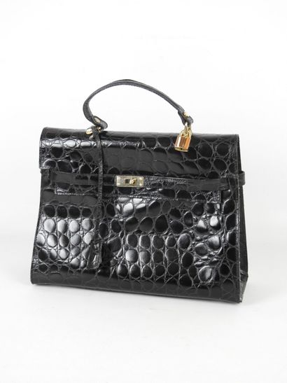 HANDBAG in black leather. 12 x 34 x 25 cm....