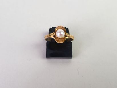 Ring in 18K yellow gold (750°/°°) centered...