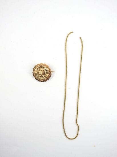 Circular brooch yellow gold. Joint a chain...