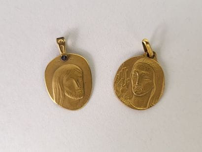A. AUGIS.
Lot of 2 religious medals in yellow...