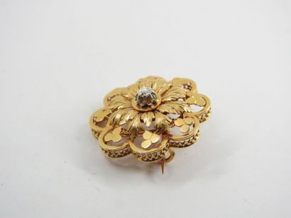BROCHURE flower in yellow gold 750 thousandths...