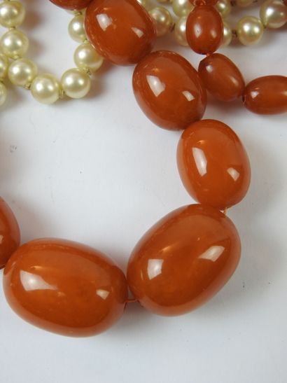 Necklace and bracelet in pearls of amber...