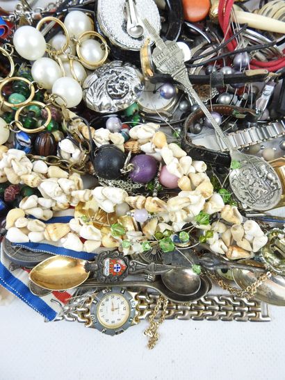 IMPORTANT LOT OF JEWELRY FANTAISIE including...