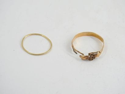 Two yellow gold rings, damaged. 1,29g