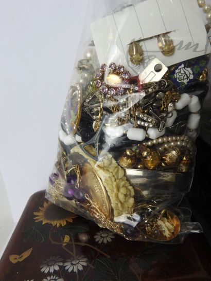 STRONG LOT of FANTAISIE including rings,...