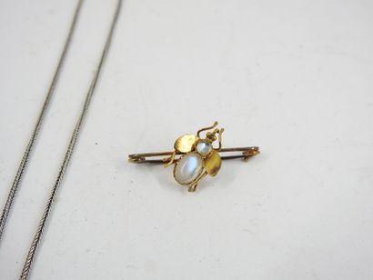 Silver chain and flower pendant. Gross weight:...