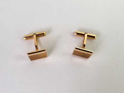 Pair of chased square cufflinks in 18K (750°/°°)...