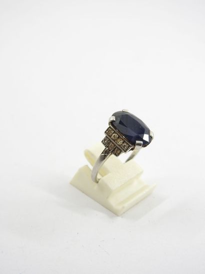 RING in platinum 750 thousandths decorated...
