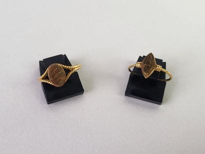 Lot of two 18K (750°/°°) yellow gold signet...