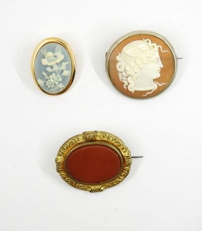 Oval brooch in gilded metal in oval plate...