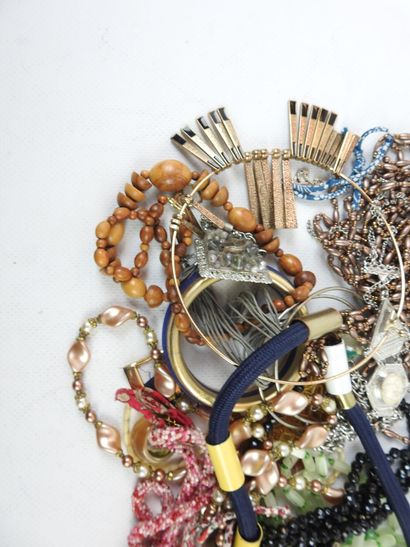 LOT OF JEWELRY FANTAISIE including bracelets,...