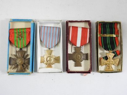 DECORATIONS. FRANCE. Lot of medals in box...