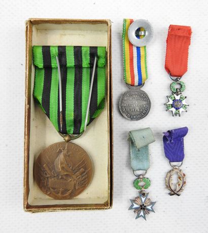 DECORATIONS. FRANCE. Lot consisting of the...