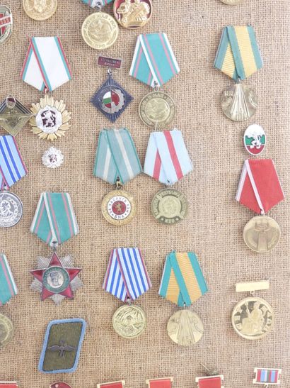 DECORATIONS.BULGARIE. Ensemble de 50 insignes...