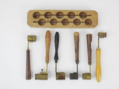MISCELLANEOUS. Suite of 6 powder pods with...