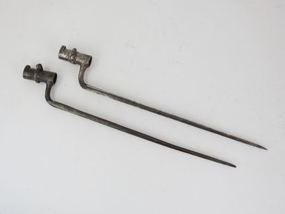 FRANCE. Lot of two bayonets with socket model...