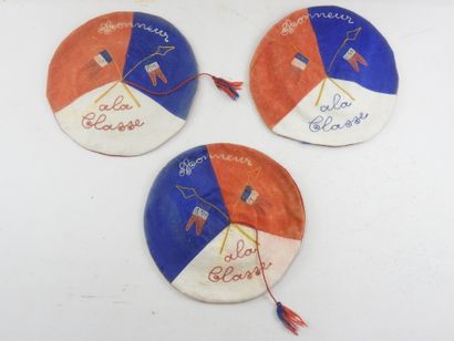FRANCE. Lot de 3 bérets de conscrits en feutrine...