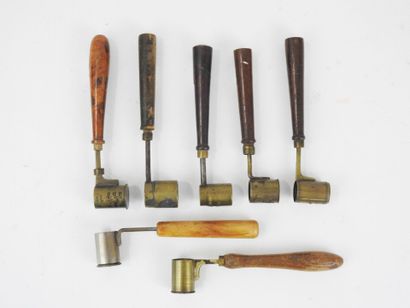 MISCELLANEOUS. Suite of 7 powder pods with...
