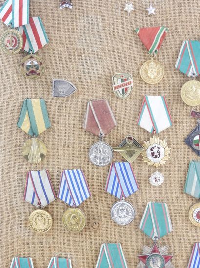 DECORATIONS.BULGARIE. Ensemble de 50 insignes...