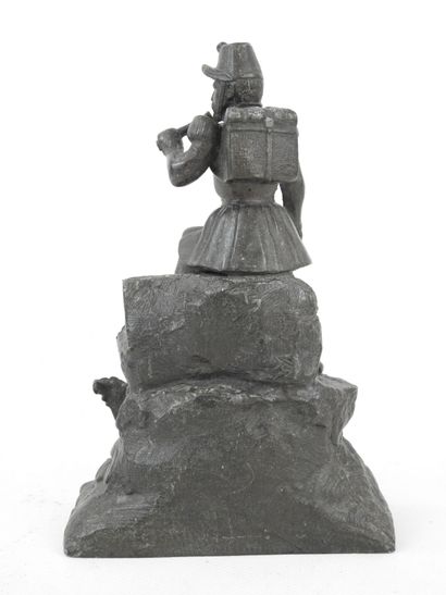 SOUVENIRS. Sculpture en fonte de fer représentant...
