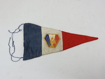 FRANCE. Fanion tricolore triangulaire de...