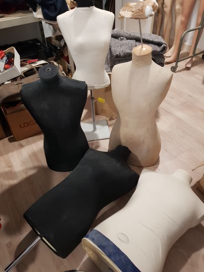 
Lot of 5 busts in foam, canvas and wood,...